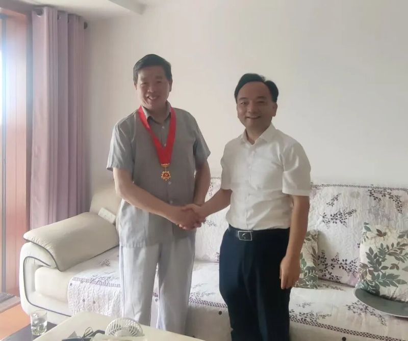 江西九江市工商聯走訪慰問老黨員 頒發“光榮在黨50年”紀念章