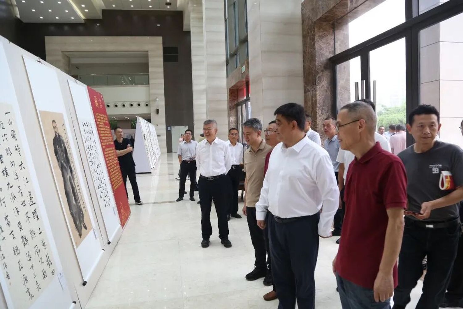 九江市政協舉辦“翰墨頌黨恩”主題書畫展 佔勇觀展