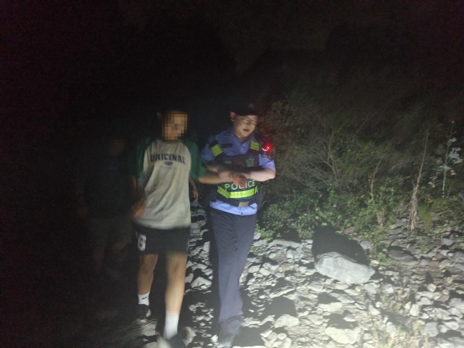 4名遊客徒步遊玩誤入野線迷失深山 河南鞏義警方深夜緊急救援