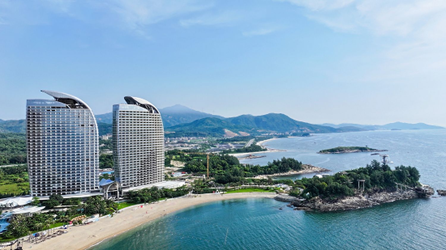 千人泼水大战、鳌鱼烟花秀、蓝眼泪夜漂……暑假来日出东山海“浪”就对了