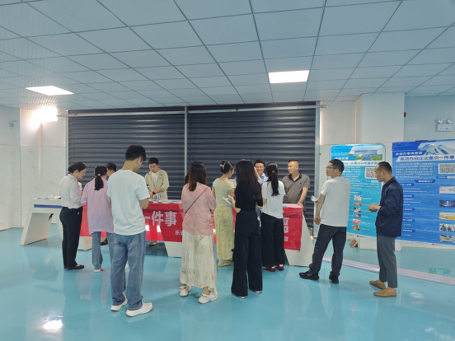 樂安縣政務服務中心開展“高效辦成一件事”園區專場行活動
